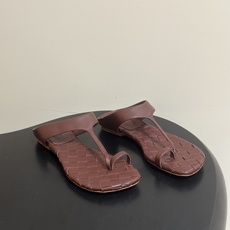 顶级品质 BOTTEGA VENETA 葆蝶家 2026夏季新款 BV Livia 夹趾编织凉拖鞋套趾平底凉拖鞋 经典I 顶级品质 BOTTEGA VENETA 葆蝶家 2026夏季新款 BV Livia 夹趾编织凉拖鞋套趾平底凉拖鞋 经典I