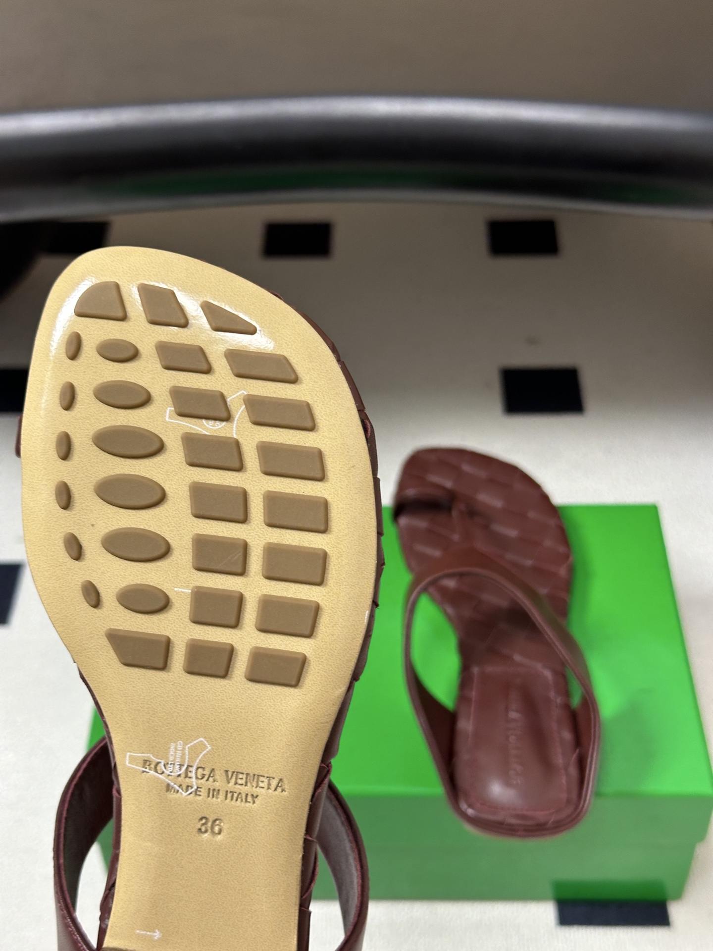 顶级品质 BOTTEGA VENETA 葆蝶家 2026夏季新款 BV Livia 夹趾编织凉拖鞋套趾平底凉拖鞋 经典I 顶级品质 BOTTEGA VENETA 葆蝶家 2026夏季新款 BV Livia 夹趾编织凉拖鞋套趾平底凉拖鞋 经典I