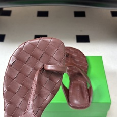 顶级品质 BOTTEGA VENETA 葆蝶家 2026夏季新款 BV Livia 夹趾编织凉拖鞋套趾平底凉拖鞋 经典I 顶级品质 BOTTEGA VENETA 葆蝶家 2026夏季新款 BV Livia 夹趾编织凉拖鞋套趾平底凉拖鞋 经典I