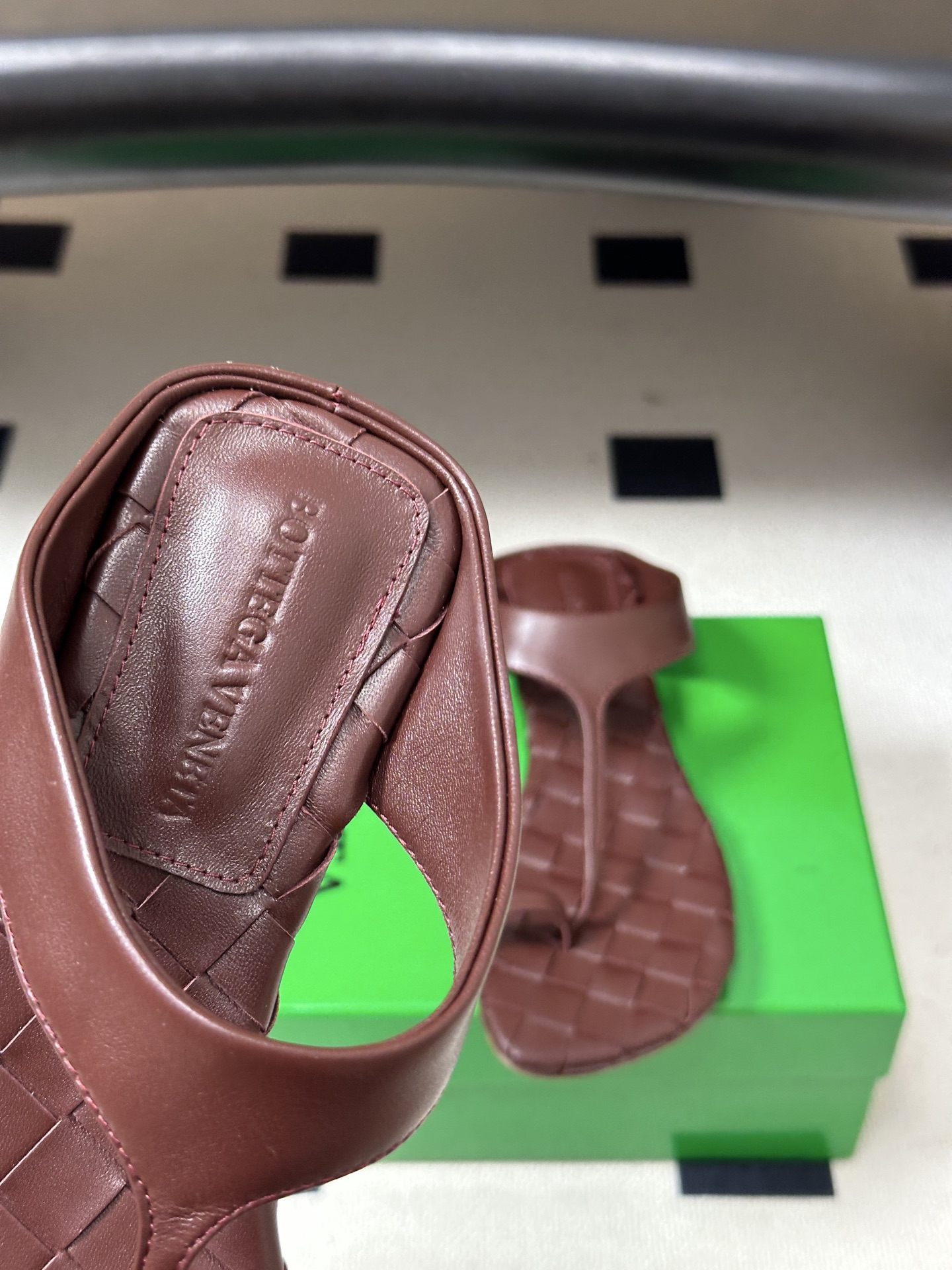 顶级品质 BOTTEGA VENETA 葆蝶家 2026夏季新款 BV Livia 夹趾编织凉拖鞋套趾平底凉拖鞋 经典I 顶级品质 BOTTEGA VENETA 葆蝶家 2026夏季新款 BV Livia 夹趾编织凉拖鞋套趾平底凉拖鞋 经典I