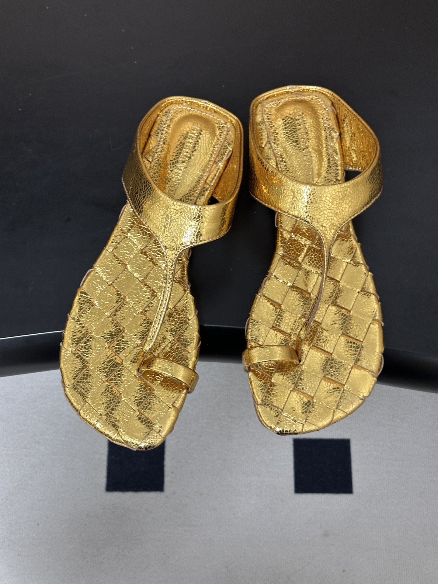 顶级品质 BOTTEGA VENETA 葆蝶家 2026夏季新款 BV Livia 夹趾编织凉拖鞋套趾平底凉拖鞋 经典I 顶级品质 BOTTEGA VENETA 葆蝶家 2026夏季新款 BV Livia 夹趾编织凉拖鞋套趾平底凉拖鞋 经典I