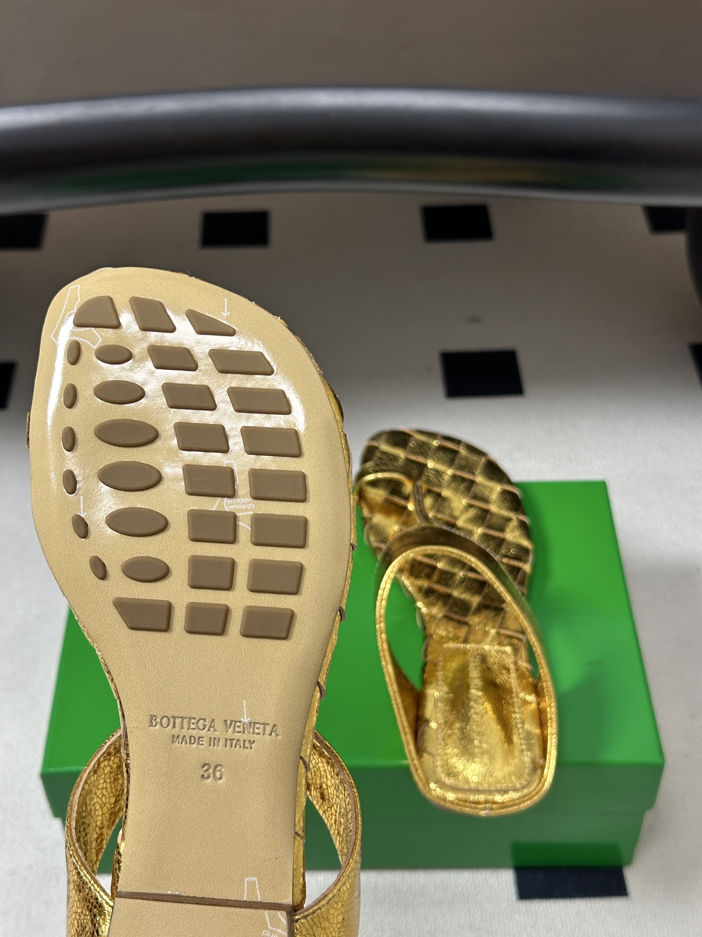 顶级品质 BOTTEGA VENETA 葆蝶家 2026夏季新款 BV Livia 夹趾编织凉拖鞋套趾平底凉拖鞋 经典I 顶级品质 BOTTEGA VENETA 葆蝶家 2026夏季新款 BV Livia 夹趾编织凉拖鞋套趾平底凉拖鞋 经典I