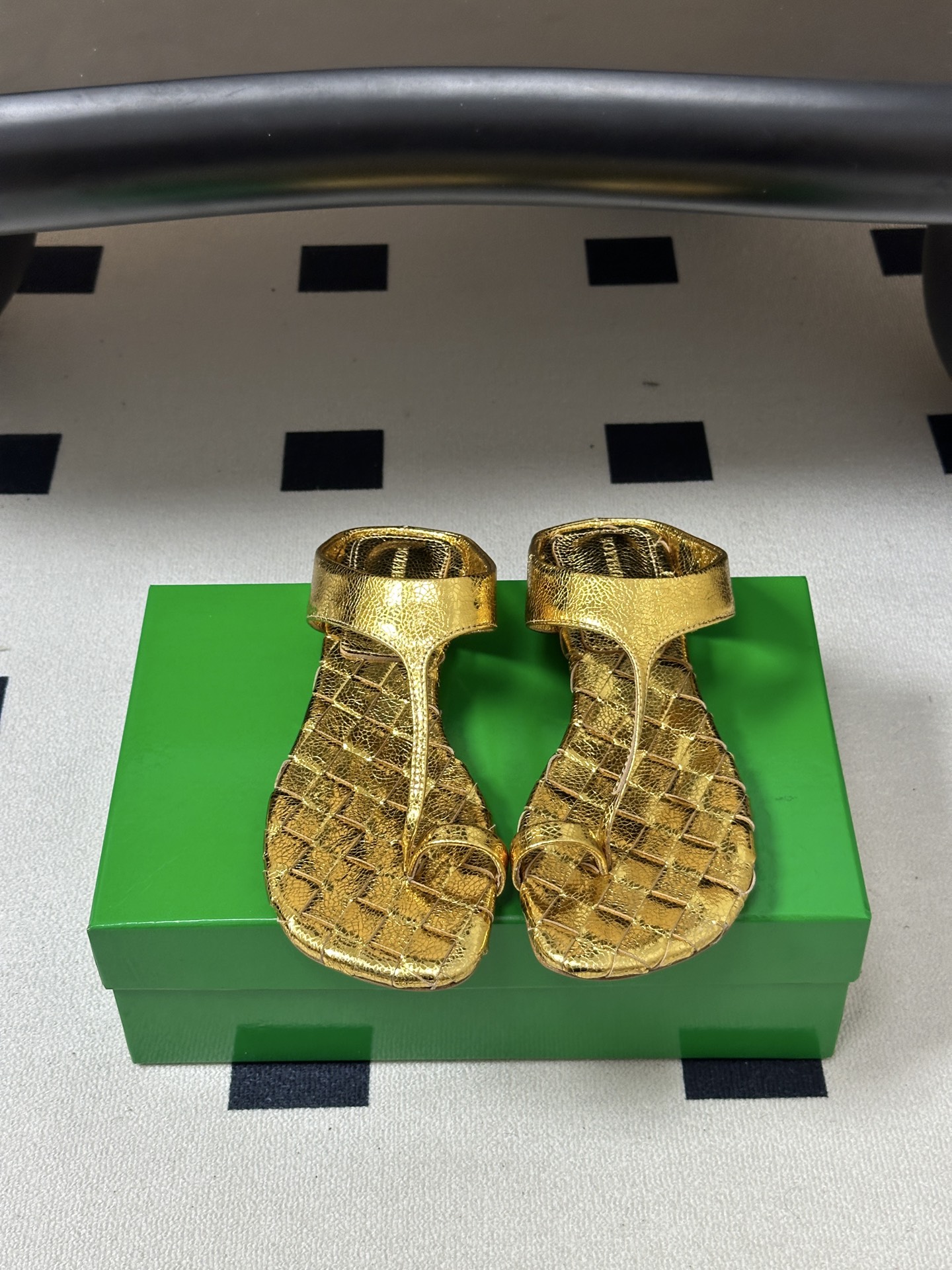 顶级品质 BOTTEGA VENETA 葆蝶家 2026夏季新款 BV Livia 夹趾编织凉拖鞋套趾平底凉拖鞋 经典I 顶级品质 BOTTEGA VENETA 葆蝶家 2026夏季新款 BV Livia 夹趾编织凉拖鞋套趾平底凉拖鞋 经典I