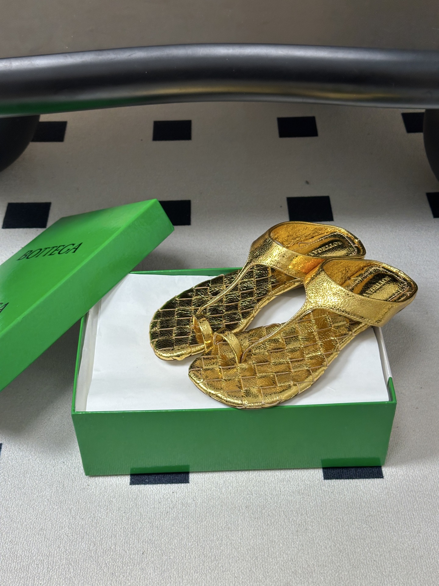 顶级品质 BOTTEGA VENETA 葆蝶家 2026夏季新款 BV Livia 夹趾编织凉拖鞋套趾平底凉拖鞋 经典I 顶级品质 BOTTEGA VENETA 葆蝶家 2026夏季新款 BV Livia 夹趾编织凉拖鞋套趾平底凉拖鞋 经典I