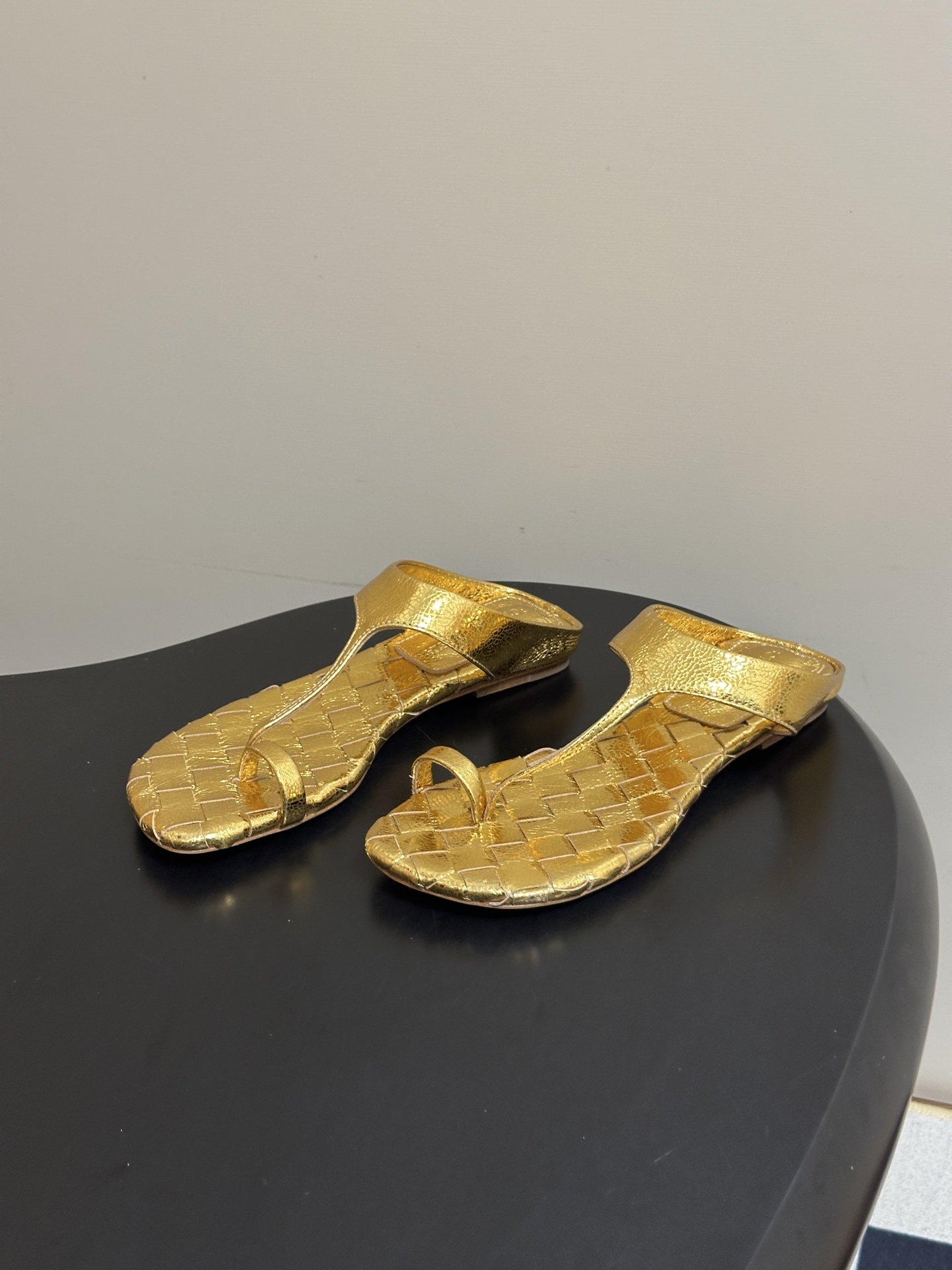 顶级品质 BOTTEGA VENETA 葆蝶家 2026夏季新款 BV Livia 夹趾编织凉拖鞋套趾平底凉拖鞋 经典I 顶级品质 BOTTEGA VENETA 葆蝶家 2026夏季新款 BV Livia 夹趾编织凉拖鞋套趾平底凉拖鞋 经典I