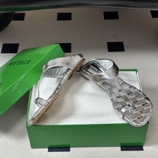 顶级品质 BOTTEGA VENETA 葆蝶家 2026夏季新款 BV Livia 夹趾编织凉拖鞋套趾平底凉拖鞋 经典I 顶级品质 BOTTEGA VENETA 葆蝶家 2026夏季新款 BV Livia 夹趾编织凉拖鞋套趾平底凉拖鞋 经典I