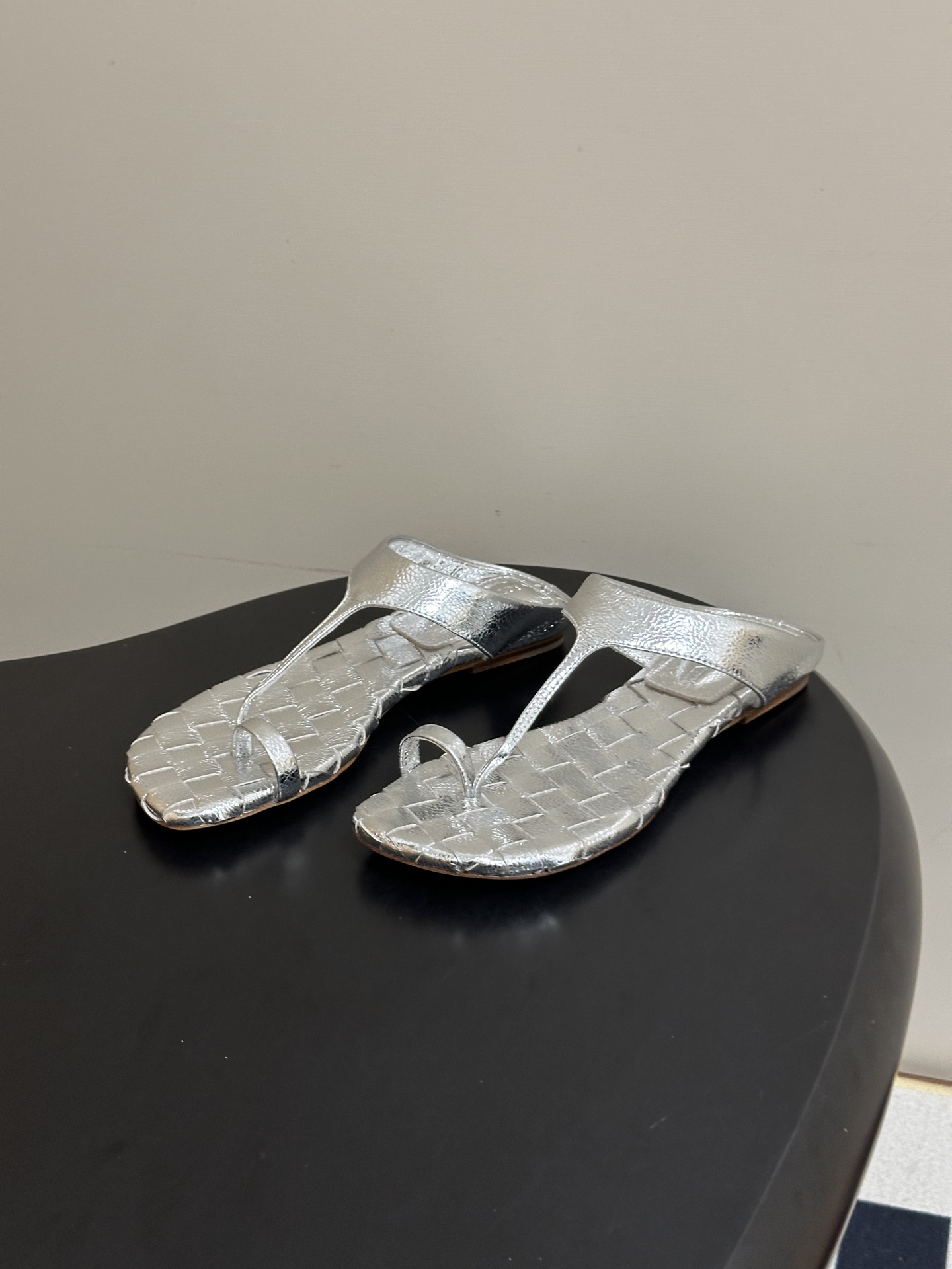 顶级品质 BOTTEGA VENETA 葆蝶家 2026夏季新款 BV Livia 夹趾编织凉拖鞋套趾平底凉拖鞋 经典I 顶级品质 BOTTEGA VENETA 葆蝶家 2026夏季新款 BV Livia 夹趾编织凉拖鞋套趾平底凉拖鞋 经典I