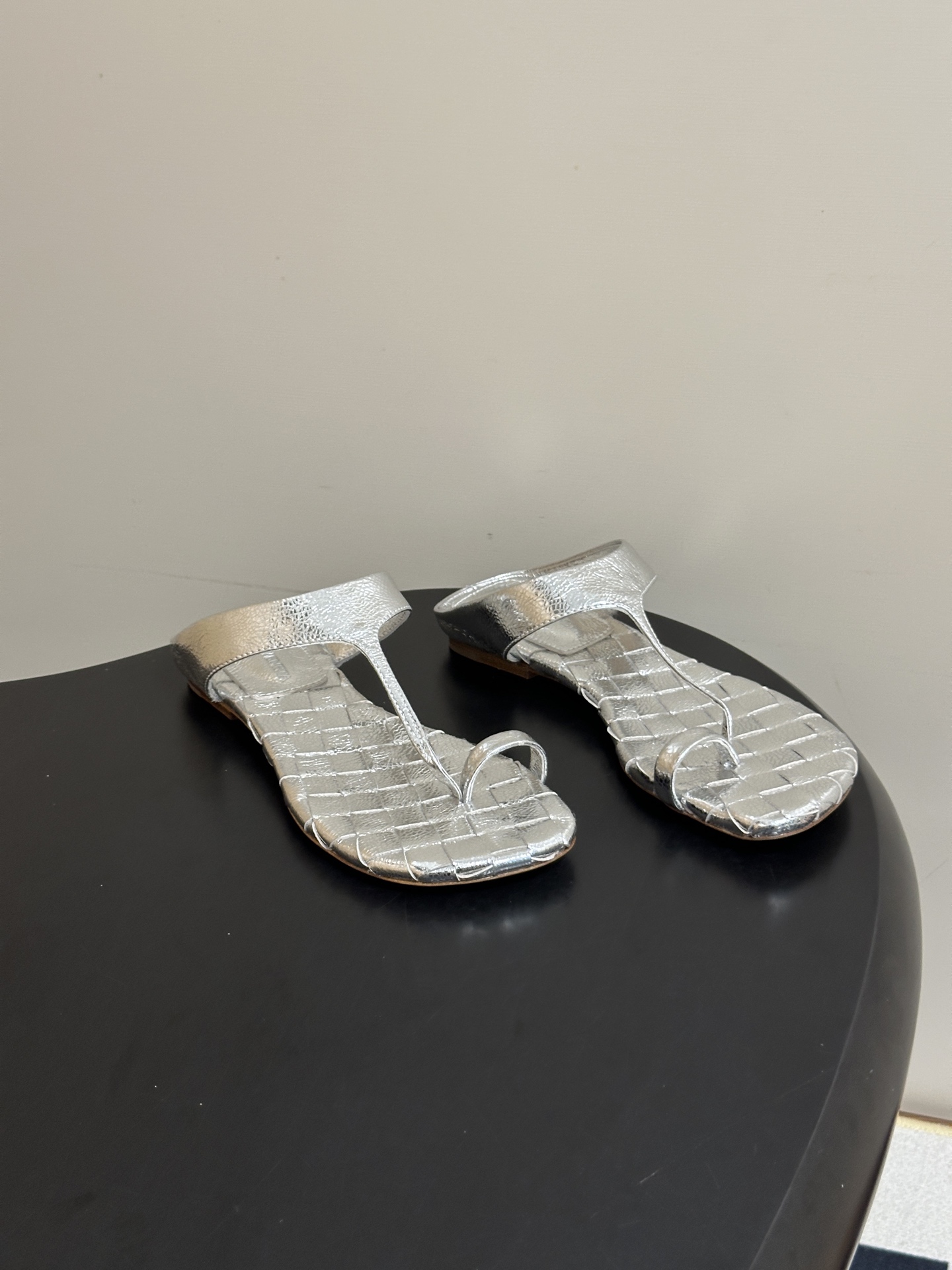 顶级品质 BOTTEGA VENETA 葆蝶家 2026夏季新款 BV Livia 夹趾编织凉拖鞋套趾平底凉拖鞋 经典I 顶级品质 BOTTEGA VENETA 葆蝶家 2026夏季新款 BV Livia 夹趾编织凉拖鞋套趾平底凉拖鞋 经典I