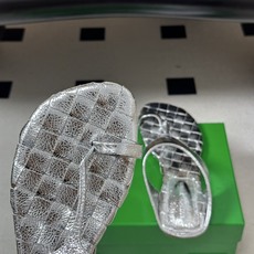 顶级品质 BOTTEGA VENETA 葆蝶家 2026夏季新款 BV Livia 夹趾编织凉拖鞋套趾平底凉拖鞋 经典I 顶级品质 BOTTEGA VENETA 葆蝶家 2026夏季新款 BV Livia 夹趾编织凉拖鞋套趾平底凉拖鞋 经典I