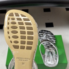 顶级品质 BOTTEGA VENETA 葆蝶家 2026夏季新款 BV Livia 夹趾编织凉拖鞋套趾平底凉拖鞋 经典I 顶级品质 BOTTEGA VENETA 葆蝶家 2026夏季新款 BV Livia 夹趾编织凉拖鞋套趾平底凉拖鞋 经典I
