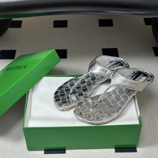 顶级品质 BOTTEGA VENETA 葆蝶家 2026夏季新款 BV Livia 夹趾编织凉拖鞋套趾平底凉拖鞋 经典I 顶级品质 BOTTEGA VENETA 葆蝶家 2026夏季新款 BV Livia 夹趾编织凉拖鞋套趾平底凉拖鞋 经典I