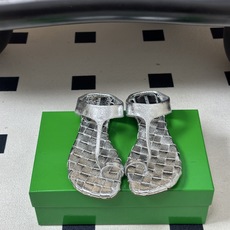 顶级品质 BOTTEGA VENETA 葆蝶家 2026夏季新款 BV Livia 夹趾编织凉拖鞋套趾平底凉拖鞋 经典I 顶级品质 BOTTEGA VENETA 葆蝶家 2026夏季新款 BV Livia 夹趾编织凉拖鞋套趾平底凉拖鞋 经典I