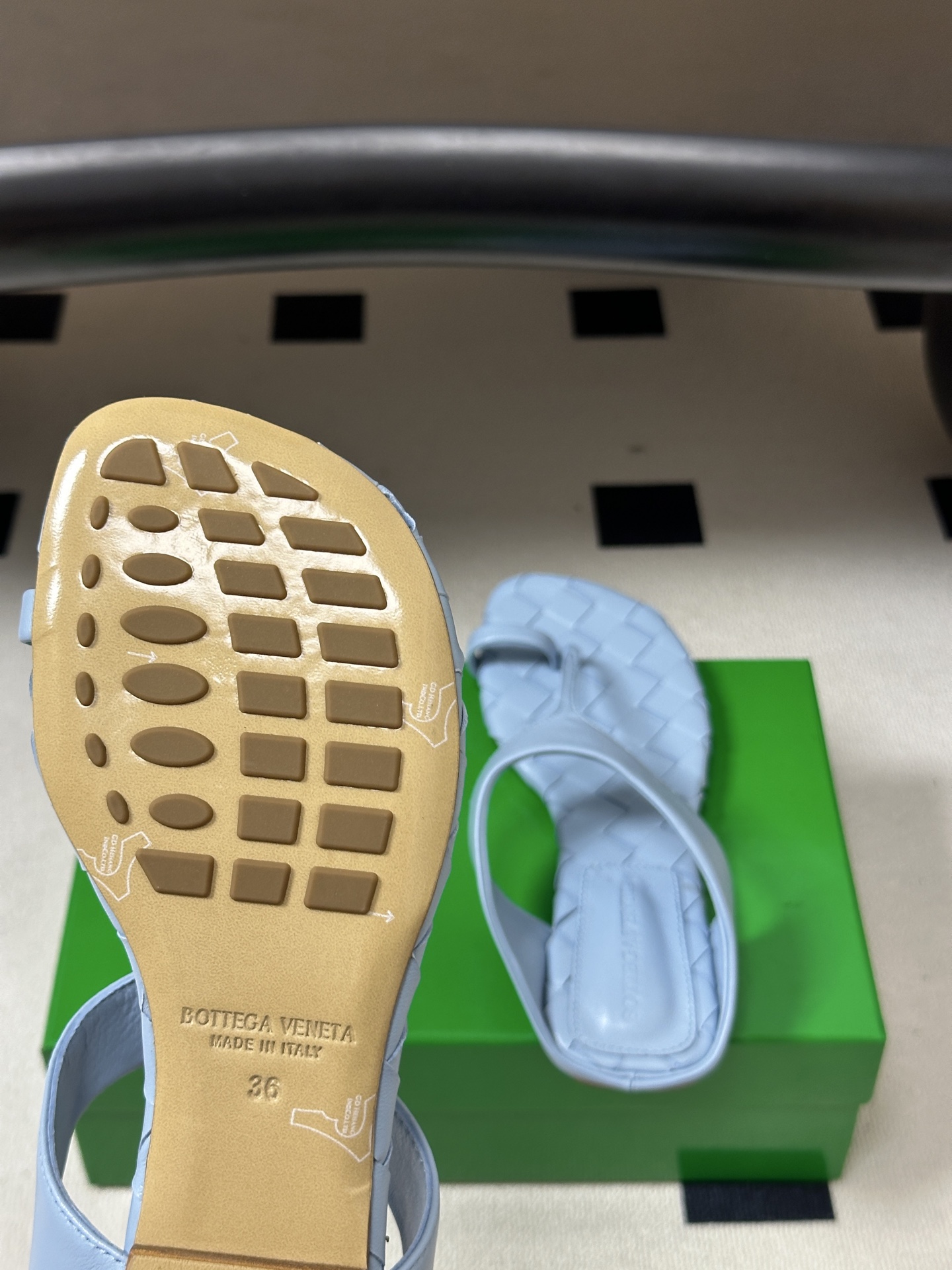 顶级品质 BOTTEGA VENETA 葆蝶家 2026夏季新款 BV Livia 夹趾编织凉拖鞋套趾平底凉拖鞋 经典I 顶级品质 BOTTEGA VENETA 葆蝶家 2026夏季新款 BV Livia 夹趾编织凉拖鞋套趾平底凉拖鞋 经典I