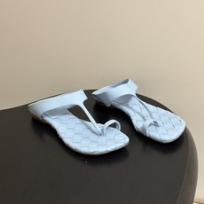 顶级品质 BOTTEGA VENETA 葆蝶家 2026夏季新款 BV Livia 夹趾编织凉拖鞋套趾平底凉拖鞋 经典I 顶级品质 BOTTEGA VENETA 葆蝶家 2026夏季新款 BV Livia 夹趾编织凉拖鞋套趾平底凉拖鞋 经典I