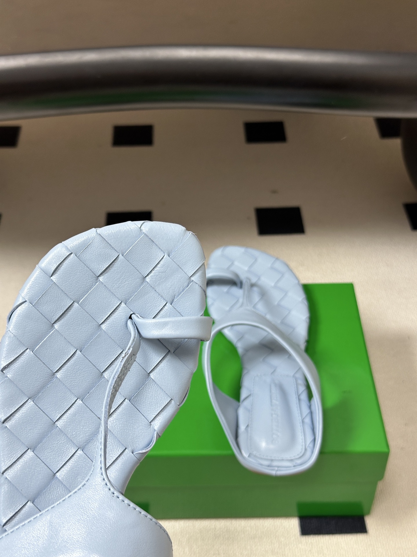 顶级品质 BOTTEGA VENETA 葆蝶家 2026夏季新款 BV Livia 夹趾编织凉拖鞋套趾平底凉拖鞋 经典I 顶级品质 BOTTEGA VENETA 葆蝶家 2026夏季新款 BV Livia 夹趾编织凉拖鞋套趾平底凉拖鞋 经典I