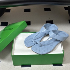 顶级品质 BOTTEGA VENETA 葆蝶家 2026夏季新款 BV Livia 夹趾编织凉拖鞋套趾平底凉拖鞋 经典I 顶级品质 BOTTEGA VENETA 葆蝶家 2026夏季新款 BV Livia 夹趾编织凉拖鞋套趾平底凉拖鞋 经典I