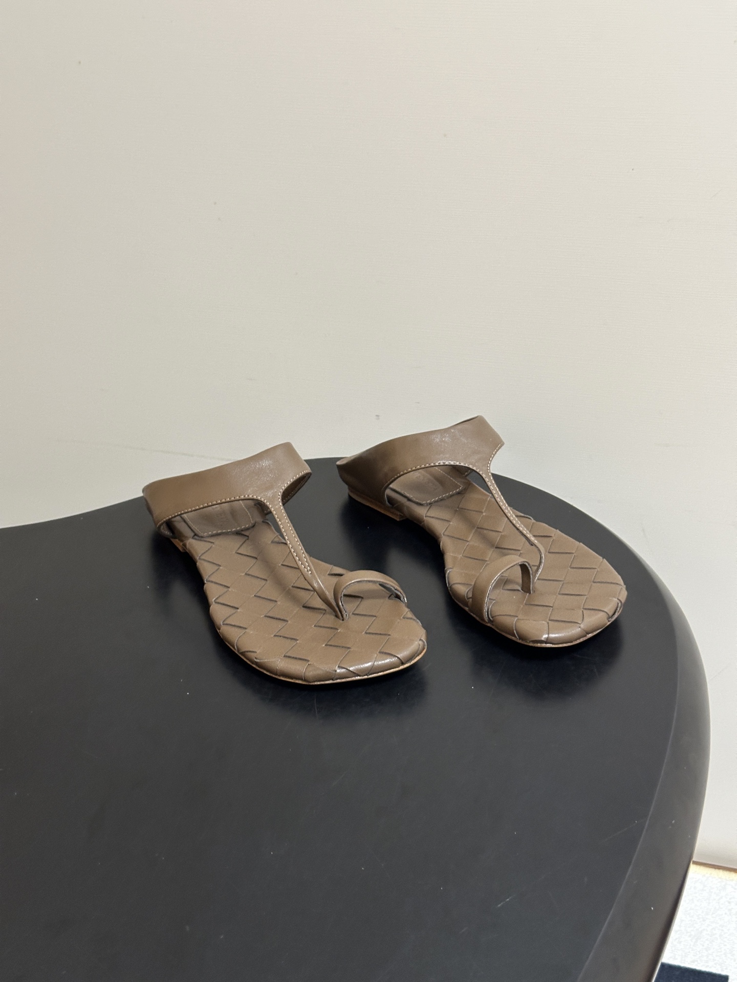 顶级品质 BOTTEGA VENETA 葆蝶家 2026夏季新款 BV Livia 夹趾编织凉拖鞋套趾平底凉拖鞋 经典I 顶级品质 BOTTEGA VENETA 葆蝶家 2026夏季新款 BV Livia 夹趾编织凉拖鞋套趾平底凉拖鞋 经典I