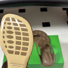 顶级品质 BOTTEGA VENETA 葆蝶家 2026夏季新款 BV Livia 夹趾编织凉拖鞋套趾平底凉拖鞋 经典I 顶级品质 BOTTEGA VENETA 葆蝶家 2026夏季新款 BV Livia 夹趾编织凉拖鞋套趾平底凉拖鞋 经典I