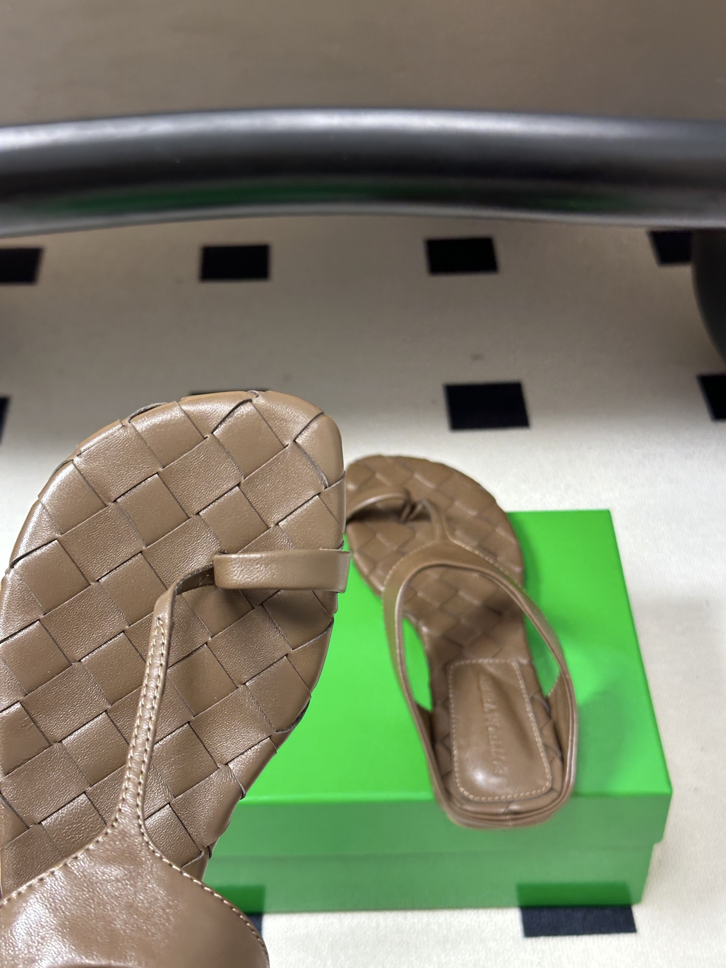 顶级品质 BOTTEGA VENETA 葆蝶家 2026夏季新款 BV Livia 夹趾编织凉拖鞋套趾平底凉拖鞋 经典I 顶级品质 BOTTEGA VENETA 葆蝶家 2026夏季新款 BV Livia 夹趾编织凉拖鞋套趾平底凉拖鞋 经典I