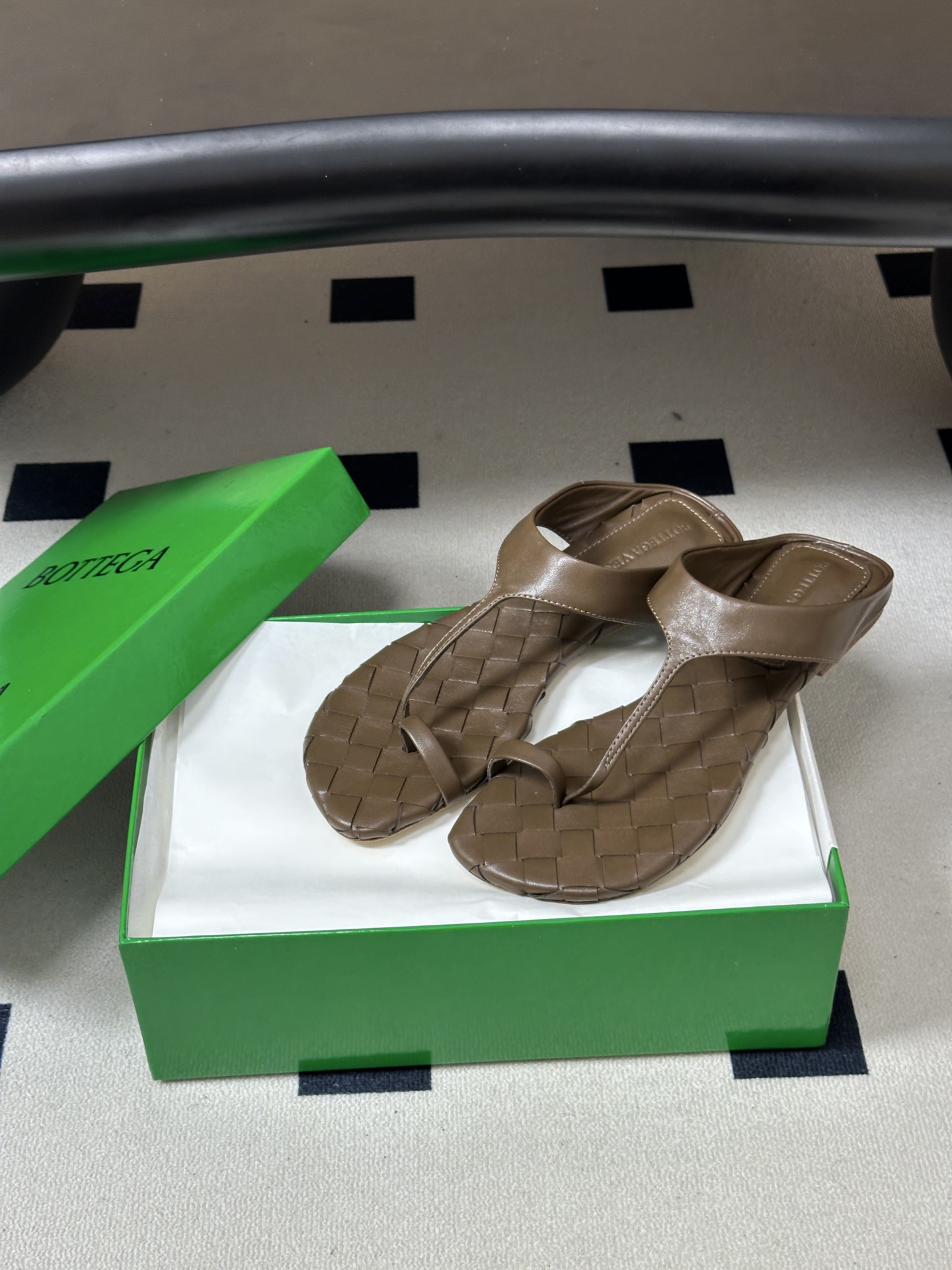 顶级品质 BOTTEGA VENETA 葆蝶家 2026夏季新款 BV Livia 夹趾编织凉拖鞋套趾平底凉拖鞋 经典I 顶级品质 BOTTEGA VENETA 葆蝶家 2026夏季新款 BV Livia 夹趾编织凉拖鞋套趾平底凉拖鞋 经典I