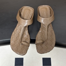 顶级品质 BOTTEGA VENETA 葆蝶家 2026夏季新款 BV Livia 夹趾编织凉拖鞋套趾平底凉拖鞋 经典I 顶级品质 BOTTEGA VENETA 葆蝶家 2026夏季新款 BV Livia 夹趾编织凉拖鞋套趾平底凉拖鞋 经典I