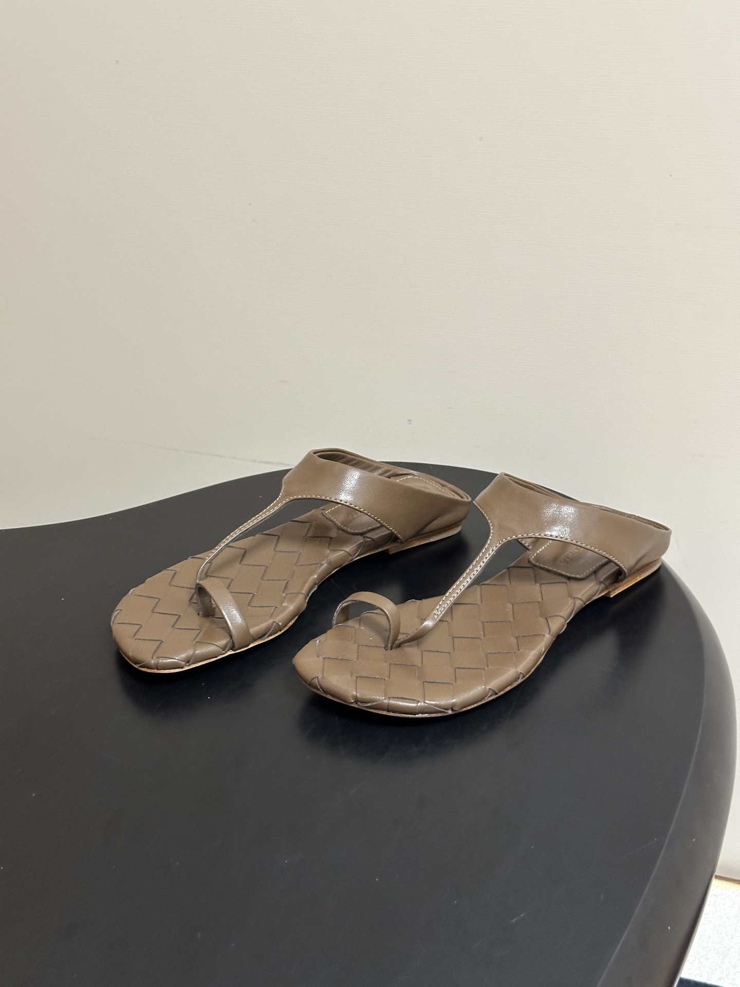 顶级品质 BOTTEGA VENETA 葆蝶家 2026夏季新款 BV Livia 夹趾编织凉拖鞋套趾平底凉拖鞋 经典I 顶级品质 BOTTEGA VENETA 葆蝶家 2026夏季新款 BV Livia 夹趾编织凉拖鞋套趾平底凉拖鞋 经典I
