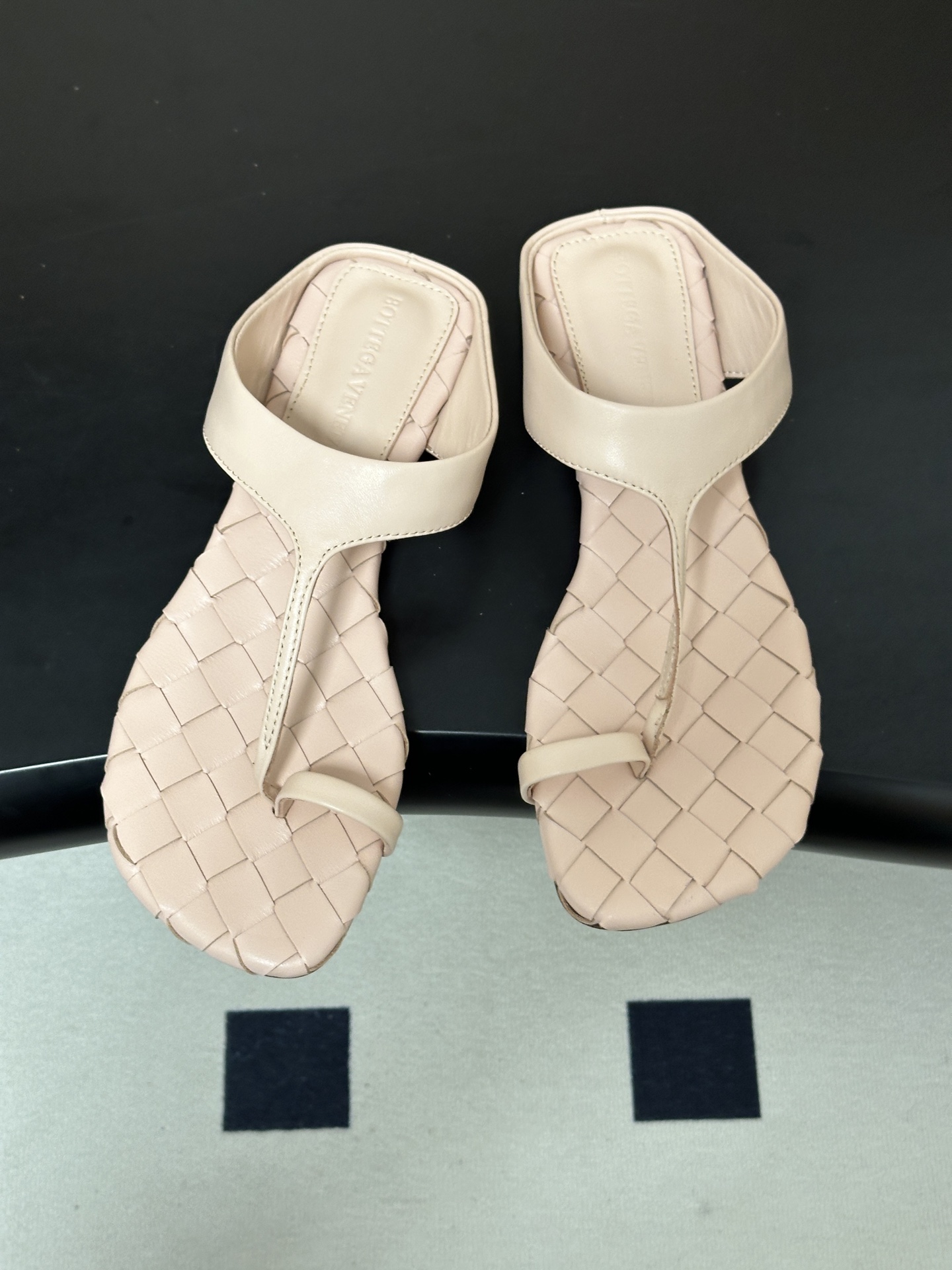 顶级品质 BOTTEGA VENETA 葆蝶家 2026夏季新款 BV Livia 夹趾编织凉拖鞋套趾平底凉拖鞋 经典I 顶级品质 BOTTEGA VENETA 葆蝶家 2026夏季新款 BV Livia 夹趾编织凉拖鞋套趾平底凉拖鞋 经典I