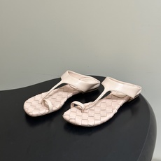 顶级品质 BOTTEGA VENETA 葆蝶家 2026夏季新款 BV Livia 夹趾编织凉拖鞋套趾平底凉拖鞋 经典I 顶级品质 BOTTEGA VENETA 葆蝶家 2026夏季新款 BV Livia 夹趾编织凉拖鞋套趾平底凉拖鞋 经典I