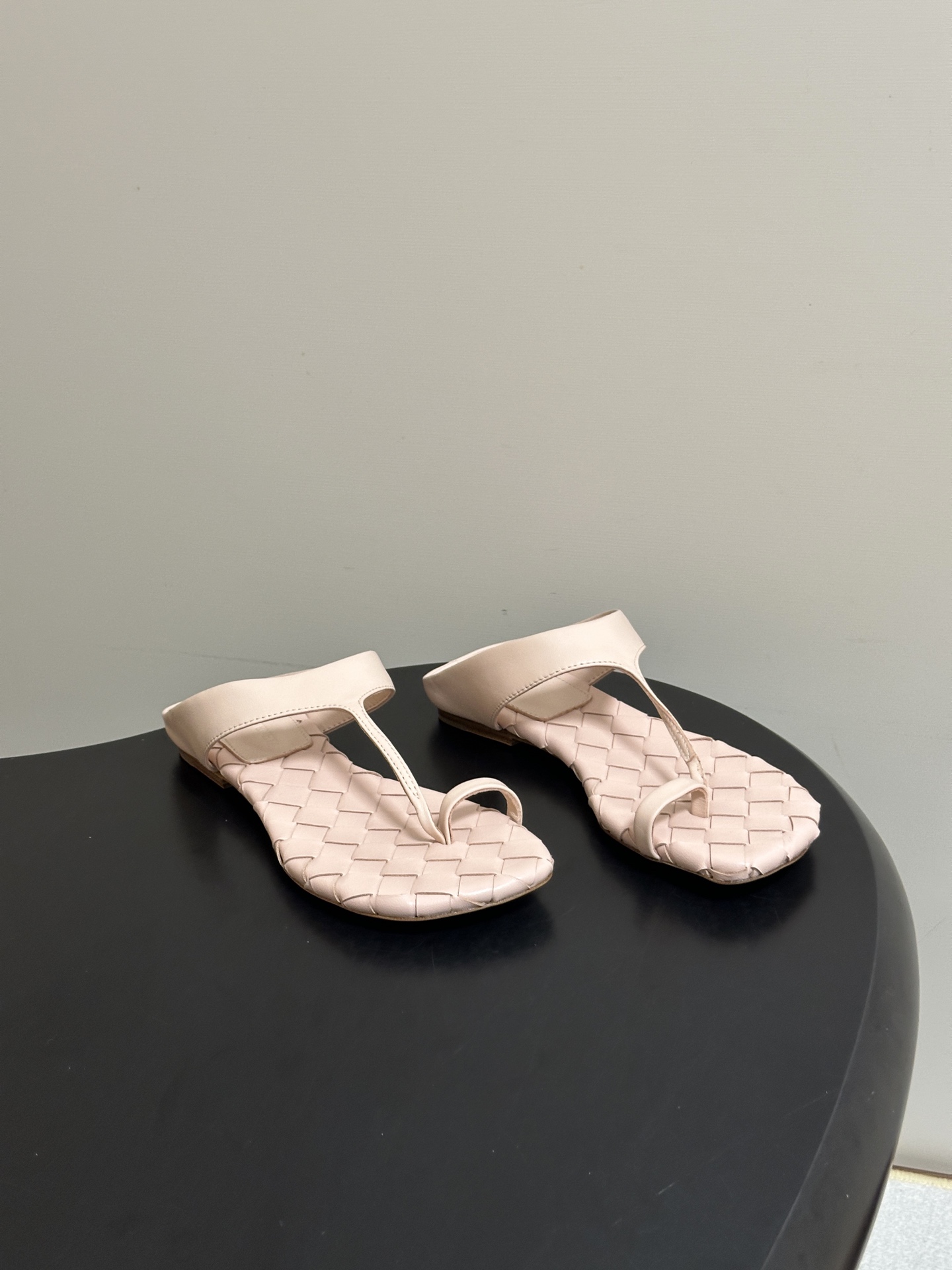 顶级品质 BOTTEGA VENETA 葆蝶家 2026夏季新款 BV Livia 夹趾编织凉拖鞋套趾平底凉拖鞋 经典I 顶级品质 BOTTEGA VENETA 葆蝶家 2026夏季新款 BV Livia 夹趾编织凉拖鞋套趾平底凉拖鞋 经典I