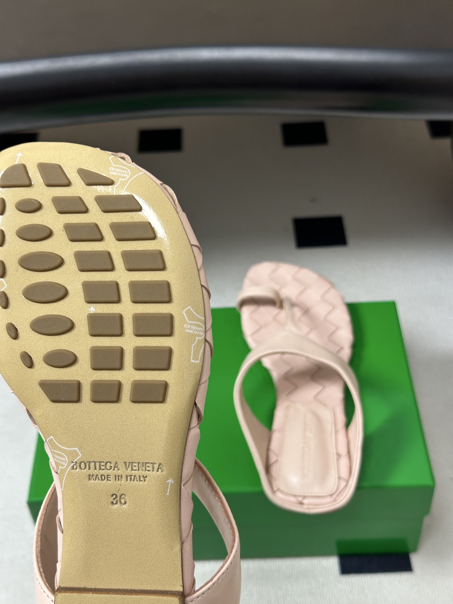 顶级品质 BOTTEGA VENETA 葆蝶家 2026夏季新款 BV Livia 夹趾编织凉拖鞋套趾平底凉拖鞋 经典I 顶级品质 BOTTEGA VENETA 葆蝶家 2026夏季新款 BV Livia 夹趾编织凉拖鞋套趾平底凉拖鞋 经典I