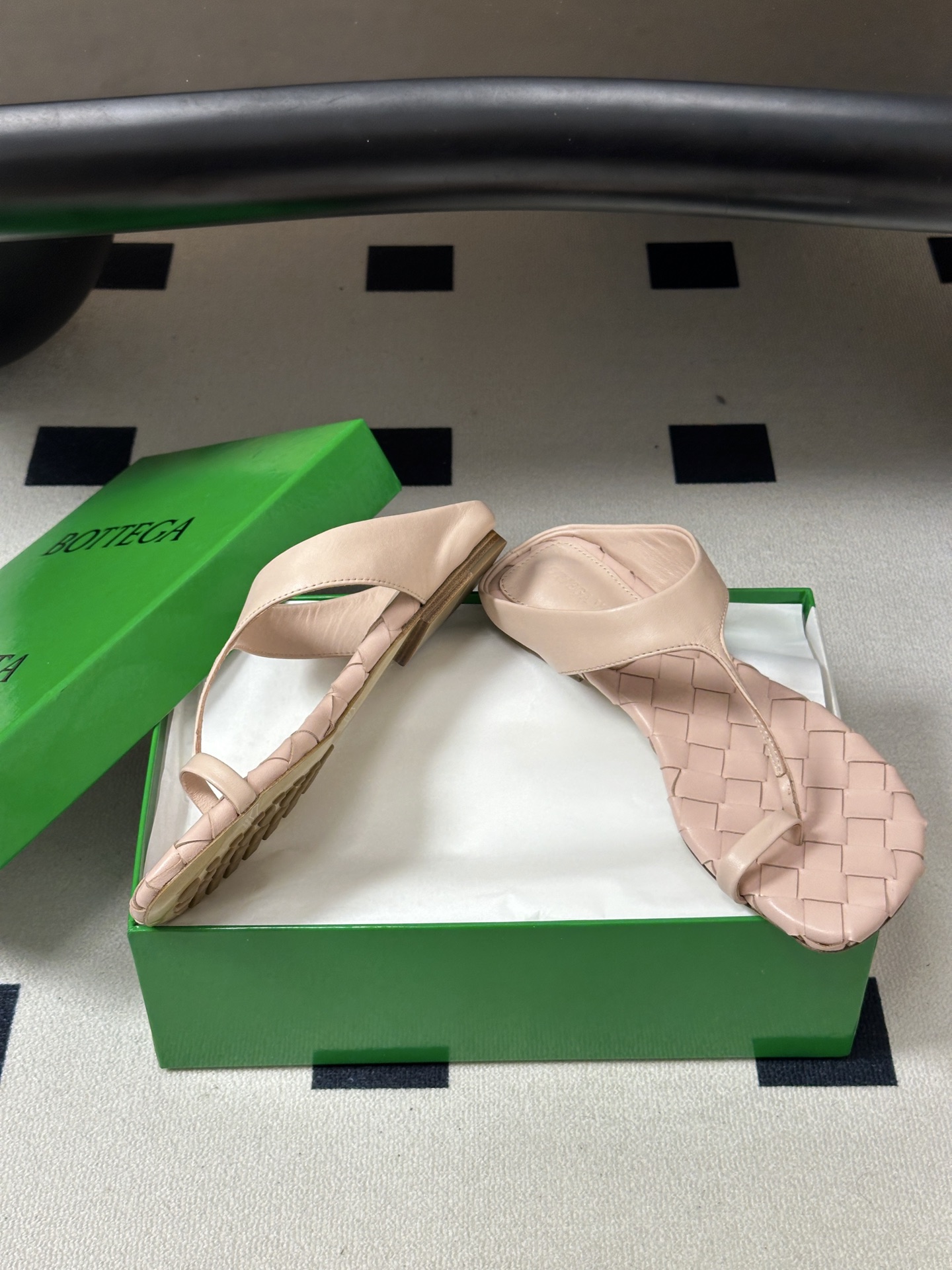 顶级品质 BOTTEGA VENETA 葆蝶家 2026夏季新款 BV Livia 夹趾编织凉拖鞋套趾平底凉拖鞋 经典I 顶级品质 BOTTEGA VENETA 葆蝶家 2026夏季新款 BV Livia 夹趾编织凉拖鞋套趾平底凉拖鞋 经典I