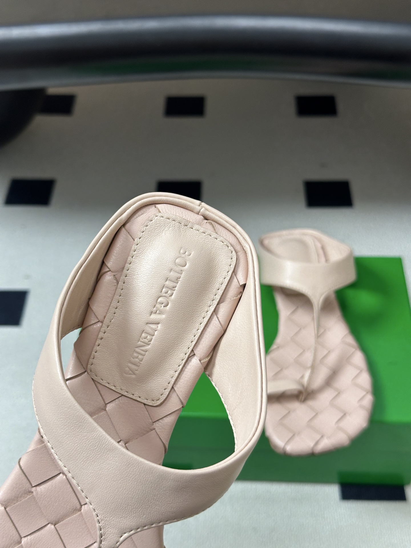 顶级品质 BOTTEGA VENETA 葆蝶家 2026夏季新款 BV Livia 夹趾编织凉拖鞋套趾平底凉拖鞋 经典I 顶级品质 BOTTEGA VENETA 葆蝶家 2026夏季新款 BV Livia 夹趾编织凉拖鞋套趾平底凉拖鞋 经典I