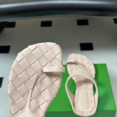 顶级品质 BOTTEGA VENETA 葆蝶家 2026夏季新款 BV Livia 夹趾编织凉拖鞋套趾平底凉拖鞋 经典I 顶级品质 BOTTEGA VENETA 葆蝶家 2026夏季新款 BV Livia 夹趾编织凉拖鞋套趾平底凉拖鞋 经典I