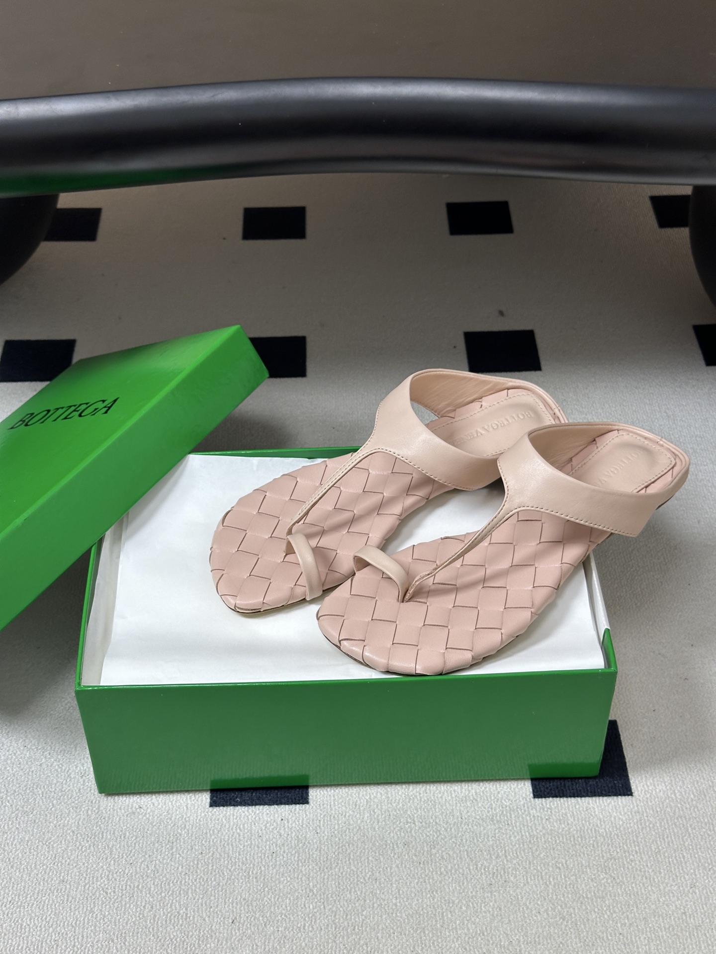顶级品质 BOTTEGA VENETA 葆蝶家 2026夏季新款 BV Livia 夹趾编织凉拖鞋套趾平底凉拖鞋 经典I 顶级品质 BOTTEGA VENETA 葆蝶家 2026夏季新款 BV Livia 夹趾编织凉拖鞋套趾平底凉拖鞋 经典I