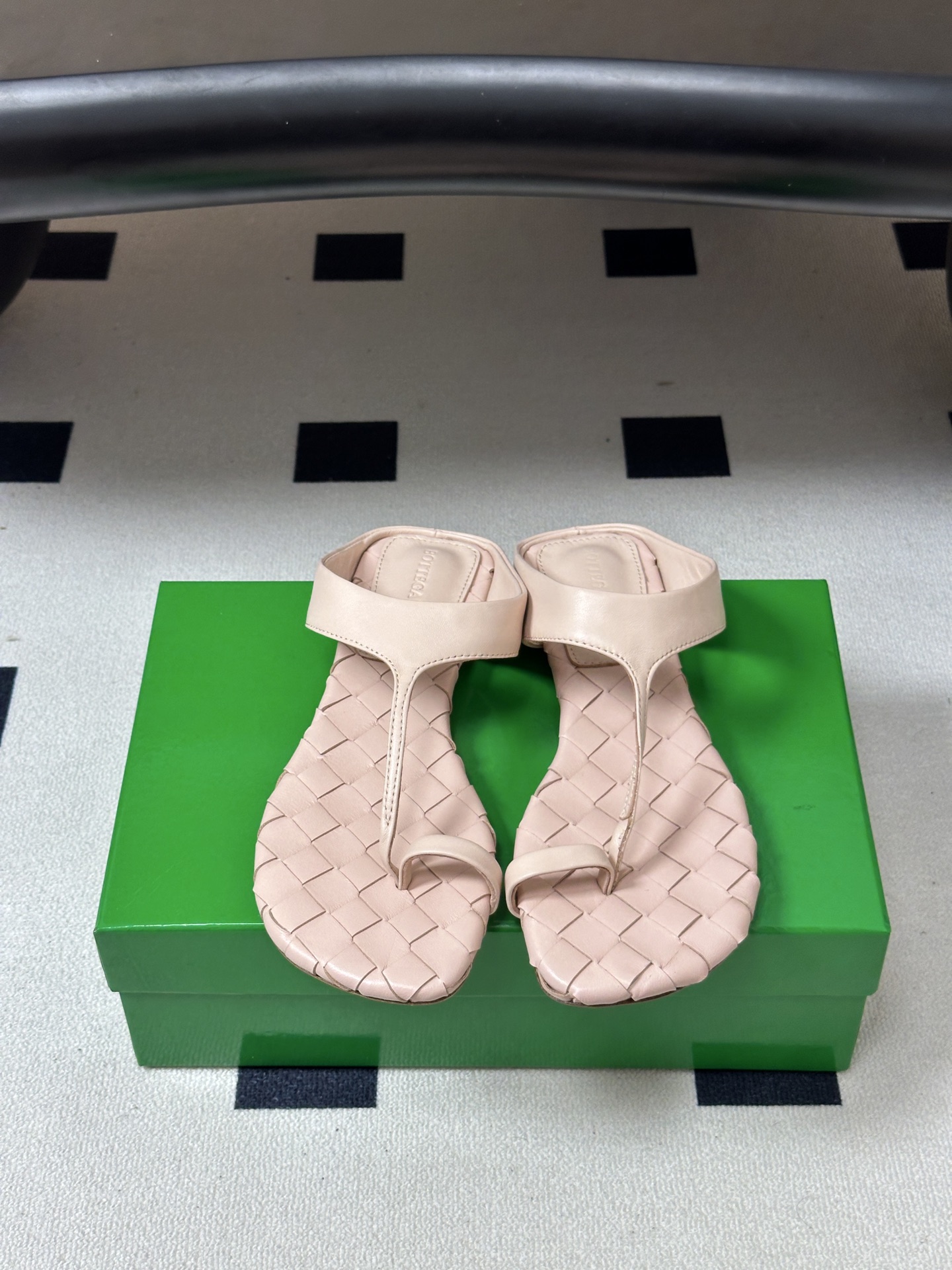 顶级品质 BOTTEGA VENETA 葆蝶家 2026夏季新款 BV Livia 夹趾编织凉拖鞋套趾平底凉拖鞋 经典I 顶级品质 BOTTEGA VENETA 葆蝶家 2026夏季新款 BV Livia 夹趾编织凉拖鞋套趾平底凉拖鞋 经典I
