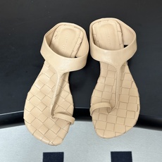 顶级品质 BOTTEGA VENETA 葆蝶家 2026夏季新款 BV Livia 夹趾编织凉拖鞋套趾平底凉拖鞋 经典I 顶级品质 BOTTEGA VENETA 葆蝶家 2026夏季新款 BV Livia 夹趾编织凉拖鞋套趾平底凉拖鞋 经典I