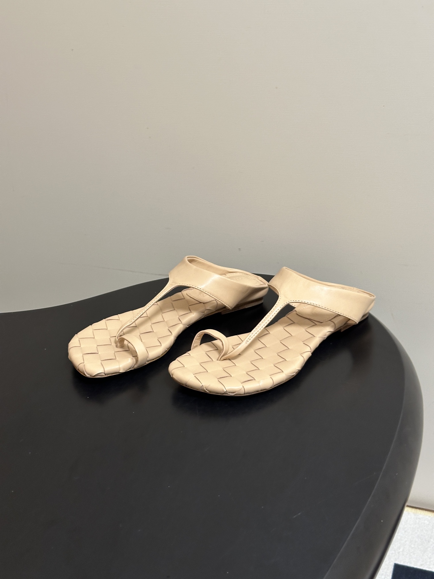 顶级品质 BOTTEGA VENETA 葆蝶家 2026夏季新款 BV Livia 夹趾编织凉拖鞋套趾平底凉拖鞋 经典I 顶级品质 BOTTEGA VENETA 葆蝶家 2026夏季新款 BV Livia 夹趾编织凉拖鞋套趾平底凉拖鞋 经典I