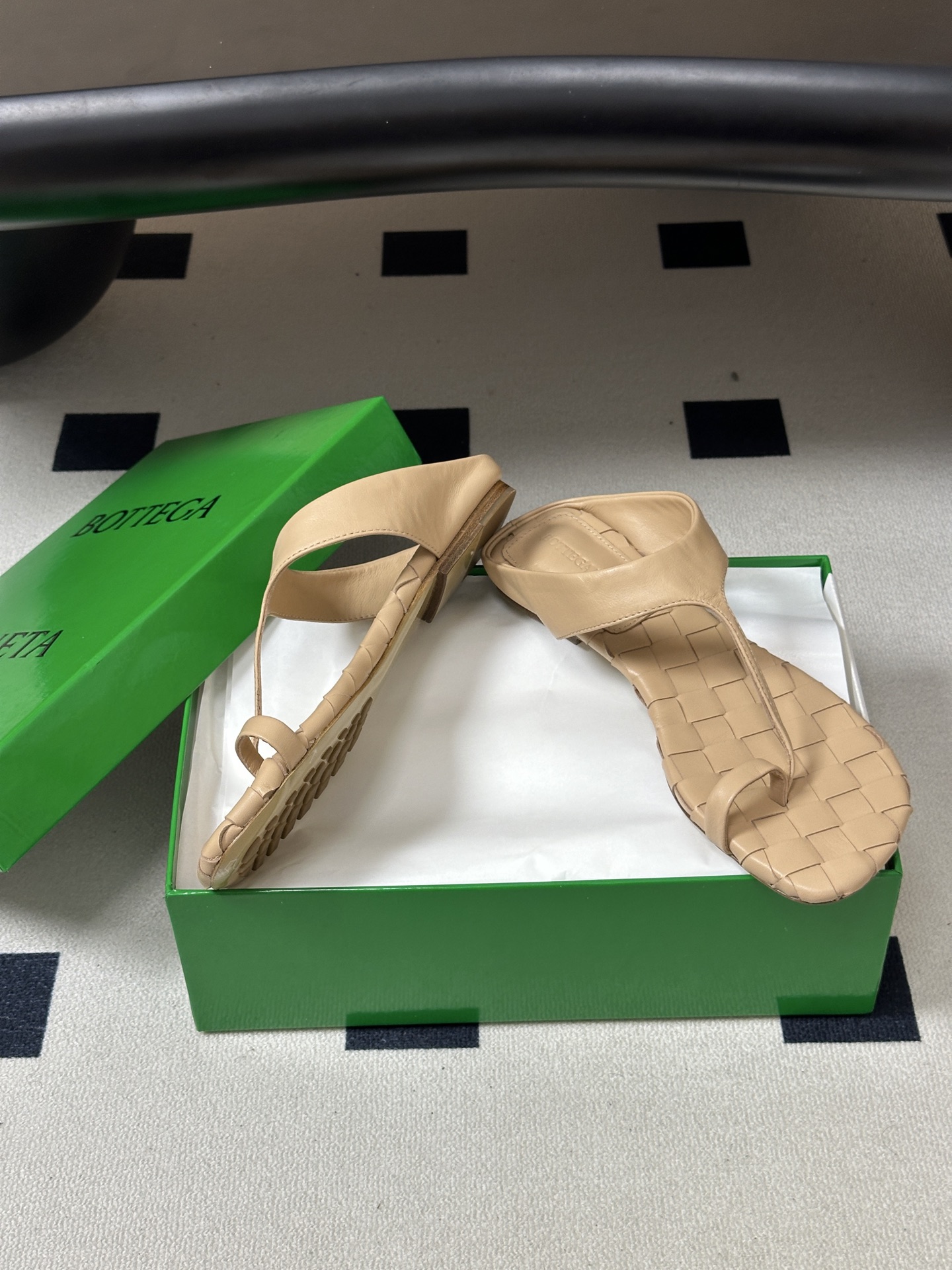 顶级品质 BOTTEGA VENETA 葆蝶家 2026夏季新款 BV Livia 夹趾编织凉拖鞋套趾平底凉拖鞋 经典I 顶级品质 BOTTEGA VENETA 葆蝶家 2026夏季新款 BV Livia 夹趾编织凉拖鞋套趾平底凉拖鞋 经典I