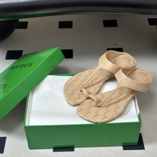 顶级品质 BOTTEGA VENETA 葆蝶家 2026夏季新款 BV Livia 夹趾编织凉拖鞋套趾平底凉拖鞋 经典I 顶级品质 BOTTEGA VENETA 葆蝶家 2026夏季新款 BV Livia 夹趾编织凉拖鞋套趾平底凉拖鞋 经典I