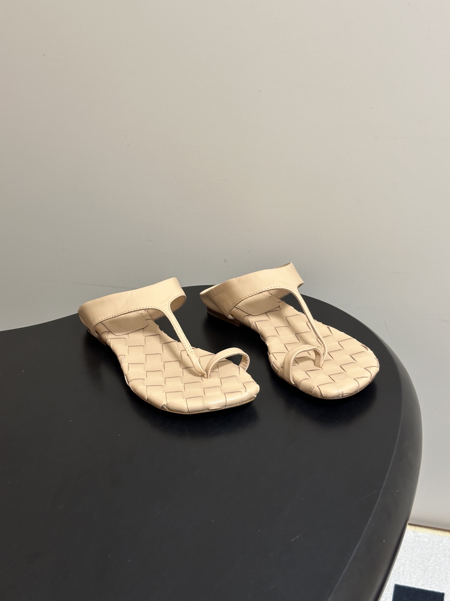 顶级品质 BOTTEGA VENETA 葆蝶家 2026夏季新款 BV Livia 夹趾编织凉拖鞋套趾平底凉拖鞋 经典I 顶级品质 BOTTEGA VENETA 葆蝶家 2026夏季新款 BV Livia 夹趾编织凉拖鞋套趾平底凉拖鞋 经典I