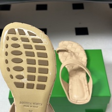 顶级品质 BOTTEGA VENETA 葆蝶家 2026夏季新款 BV Livia 夹趾编织凉拖鞋套趾平底凉拖鞋 经典I 顶级品质 BOTTEGA VENETA 葆蝶家 2026夏季新款 BV Livia 夹趾编织凉拖鞋套趾平底凉拖鞋 经典I