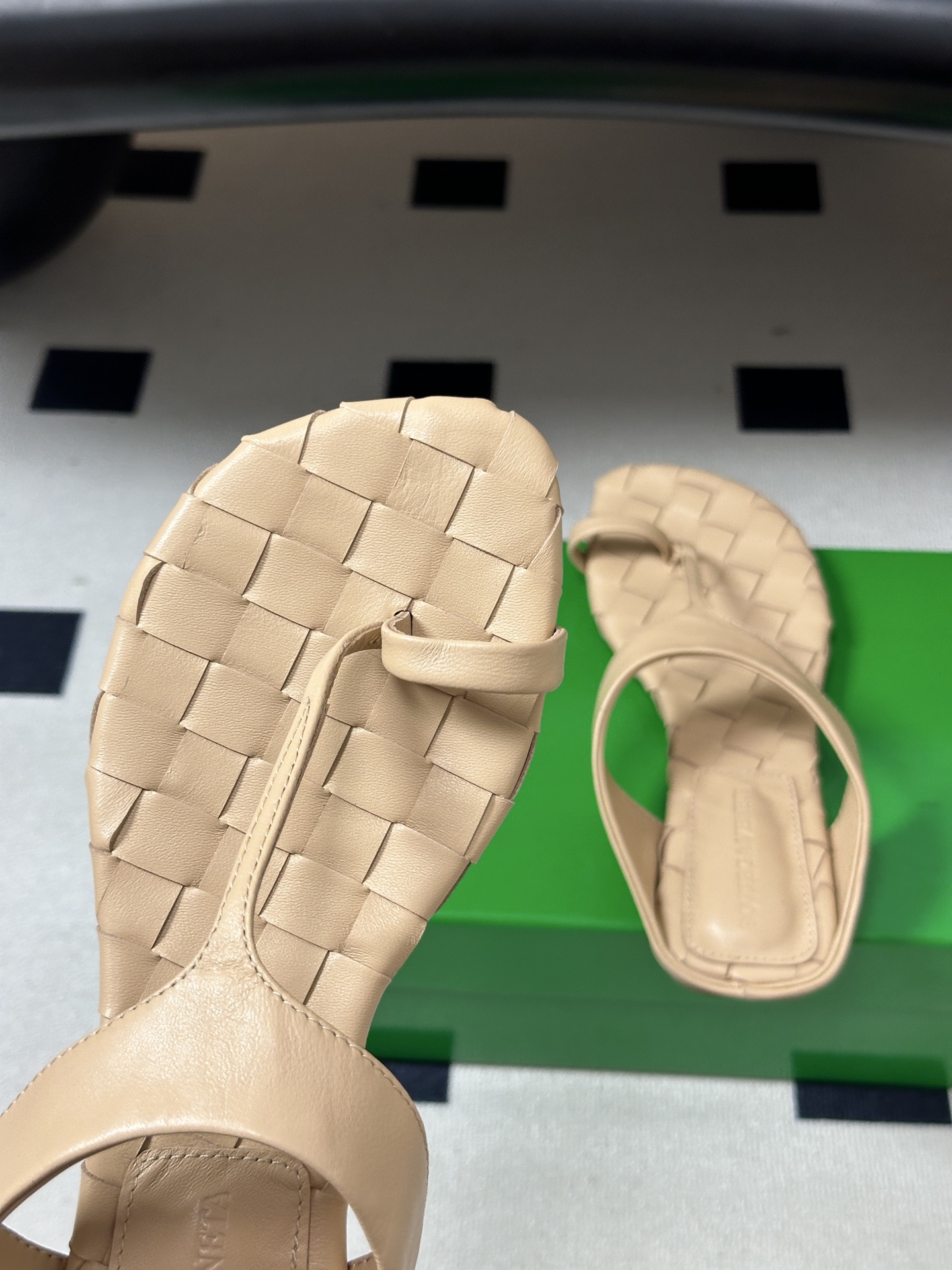 顶级品质 BOTTEGA VENETA 葆蝶家 2026夏季新款 BV Livia 夹趾编织凉拖鞋套趾平底凉拖鞋 经典I 顶级品质 BOTTEGA VENETA 葆蝶家 2026夏季新款 BV Livia 夹趾编织凉拖鞋套趾平底凉拖鞋 经典I