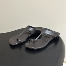 顶级品质 BOTTEGA VENETA 葆蝶家 2026夏季新款 BV Livia 夹趾编织凉拖鞋套趾平底凉拖鞋 经典I 顶级品质 BOTTEGA VENETA 葆蝶家 2026夏季新款 BV Livia 夹趾编织凉拖鞋套趾平底凉拖鞋 经典I