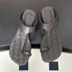 顶级品质 BOTTEGA VENETA 葆蝶家 2026夏季新款 BV Livia 夹趾编织凉拖鞋套趾平底凉拖鞋 经典I 顶级品质 BOTTEGA VENETA 葆蝶家 2026夏季新款 BV Livia 夹趾编织凉拖鞋套趾平底凉拖鞋 经典I