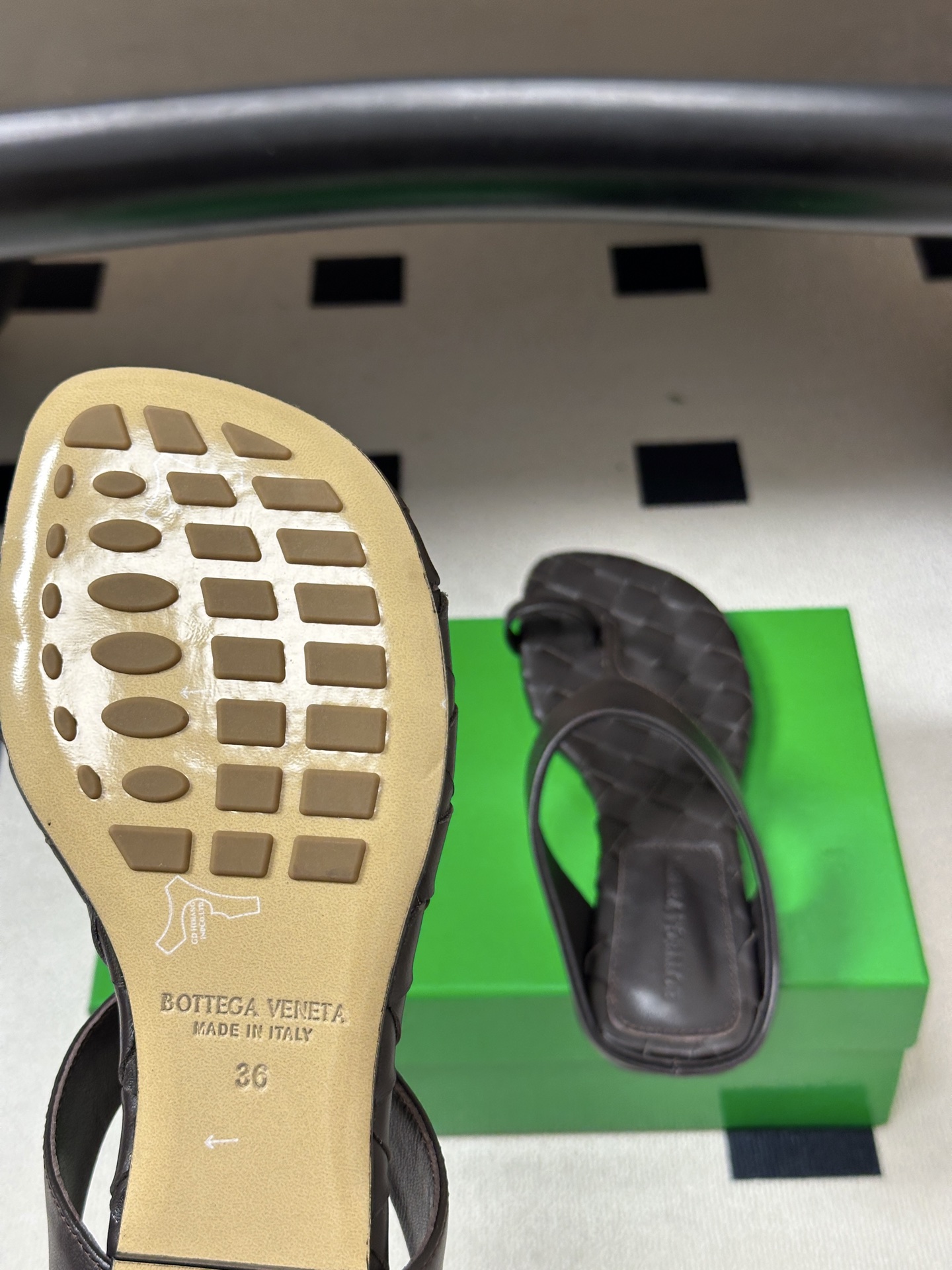 顶级品质 BOTTEGA VENETA 葆蝶家 2026夏季新款 BV Livia 夹趾编织凉拖鞋套趾平底凉拖鞋 经典I 顶级品质 BOTTEGA VENETA 葆蝶家 2026夏季新款 BV Livia 夹趾编织凉拖鞋套趾平底凉拖鞋 经典I