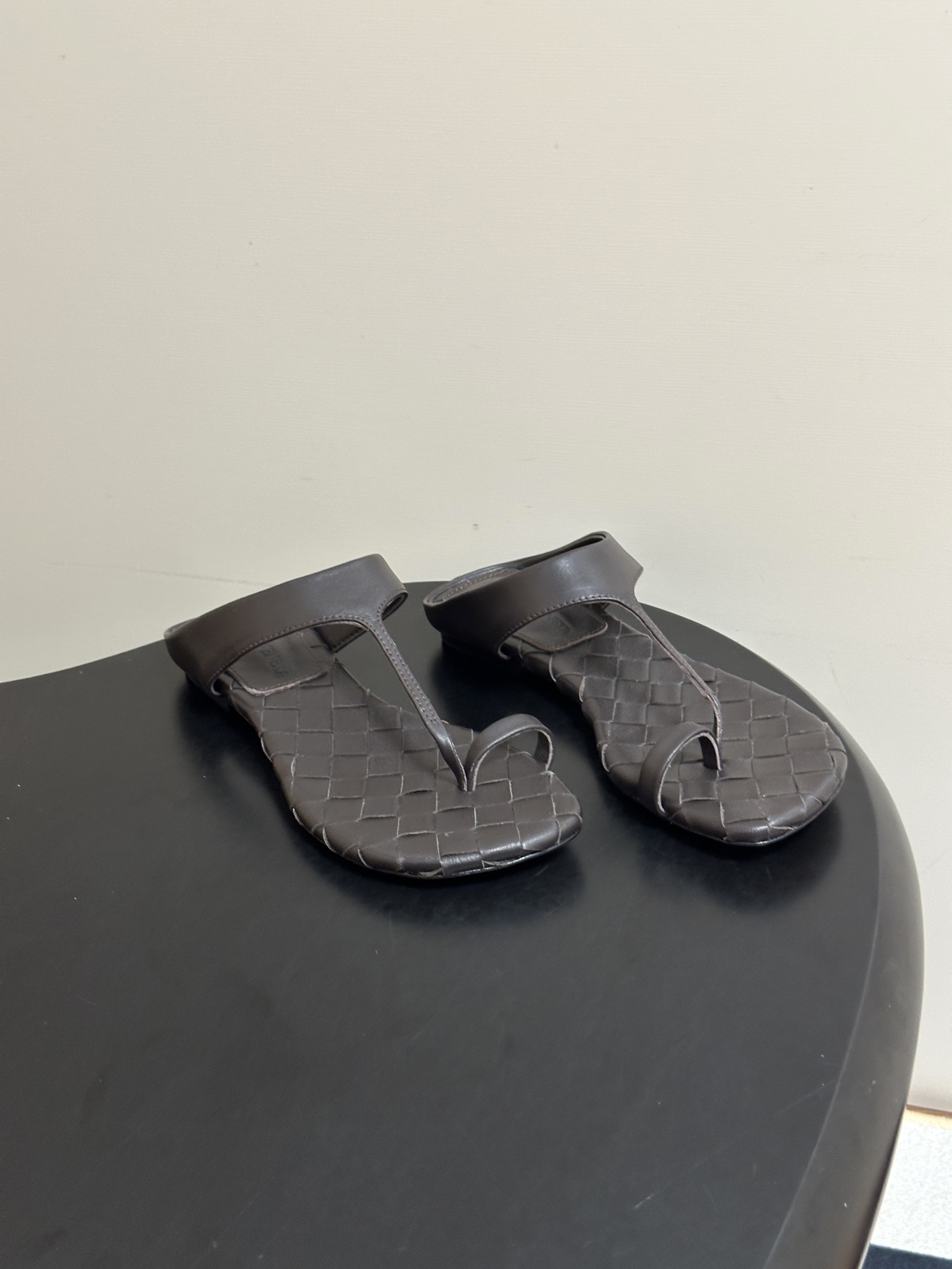 顶级品质 BOTTEGA VENETA 葆蝶家 2026夏季新款 BV Livia 夹趾编织凉拖鞋套趾平底凉拖鞋 经典I 顶级品质 BOTTEGA VENETA 葆蝶家 2026夏季新款 BV Livia 夹趾编织凉拖鞋套趾平底凉拖鞋 经典I