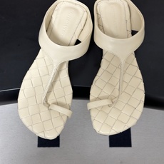 顶级品质 BOTTEGA VENETA 葆蝶家 2026夏季新款 BV Livia 夹趾编织凉拖鞋套趾平底凉拖鞋 经典I 顶级品质 BOTTEGA VENETA 葆蝶家 2026夏季新款 BV Livia 夹趾编织凉拖鞋套趾平底凉拖鞋 经典I