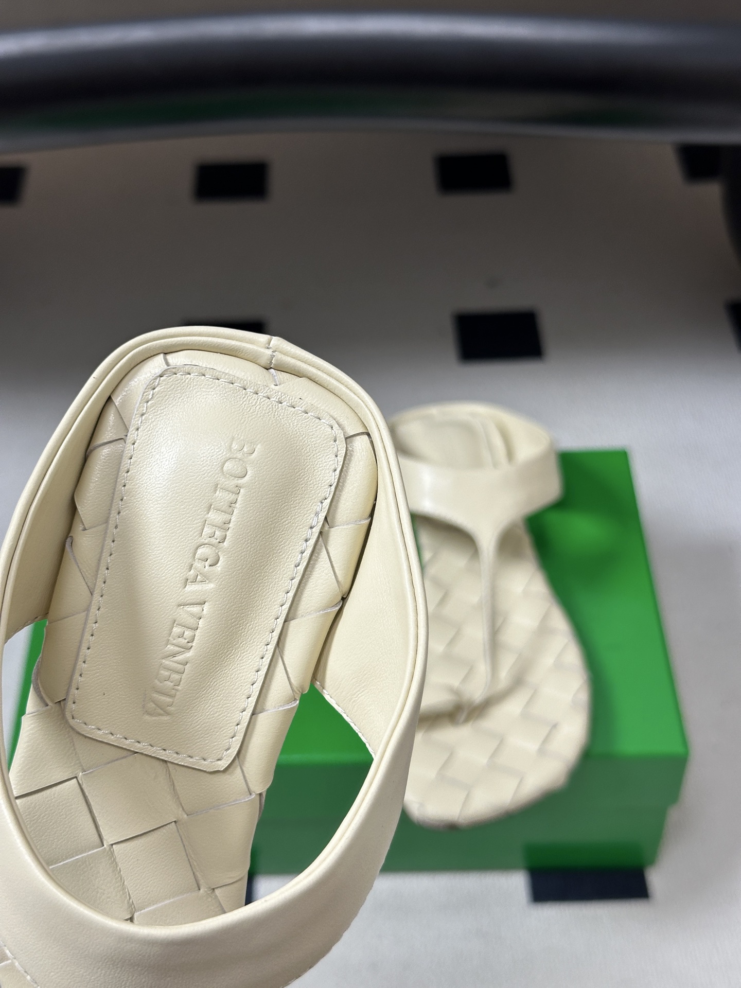 顶级品质 BOTTEGA VENETA 葆蝶家 2026夏季新款 BV Livia 夹趾编织凉拖鞋套趾平底凉拖鞋 经典I 顶级品质 BOTTEGA VENETA 葆蝶家 2026夏季新款 BV Livia 夹趾编织凉拖鞋套趾平底凉拖鞋 经典I
