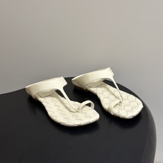 顶级品质 BOTTEGA VENETA 葆蝶家 2026夏季新款 BV Livia 夹趾编织凉拖鞋套趾平底凉拖鞋 经典I 顶级品质 BOTTEGA VENETA 葆蝶家 2026夏季新款 BV Livia 夹趾编织凉拖鞋套趾平底凉拖鞋 经典I