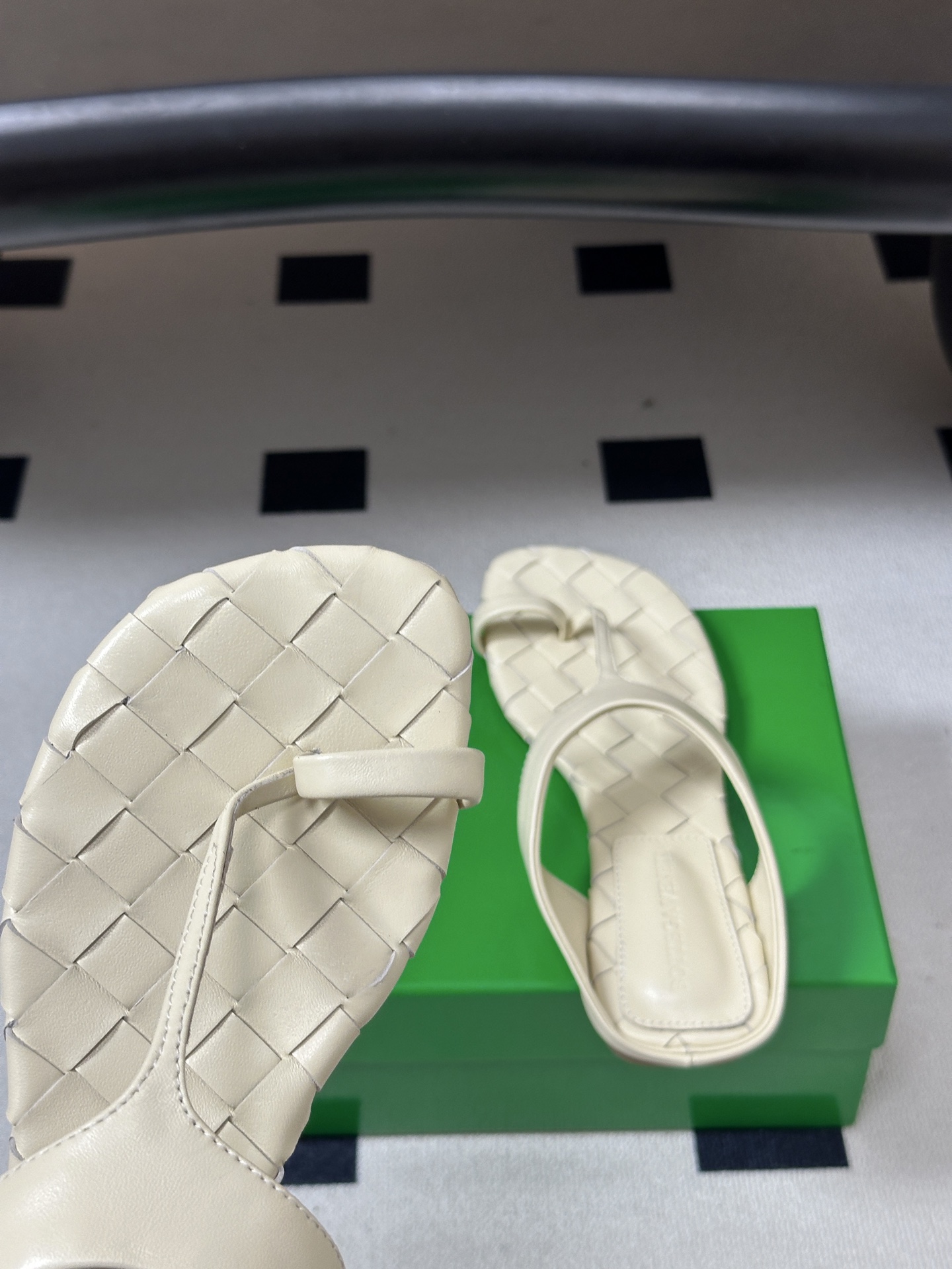 顶级品质 BOTTEGA VENETA 葆蝶家 2026夏季新款 BV Livia 夹趾编织凉拖鞋套趾平底凉拖鞋 经典I 顶级品质 BOTTEGA VENETA 葆蝶家 2026夏季新款 BV Livia 夹趾编织凉拖鞋套趾平底凉拖鞋 经典I